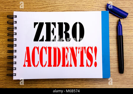 Annuncio della scrittura testo che mostra zero incidenti. Il concetto di business per la sicurezza sul lavoro scritto di pericolo su notepad sfondo della carta con spazio office Foto Stock