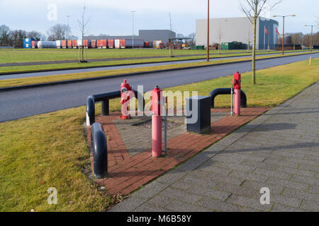 Tre idranti su una zona industriale Foto Stock