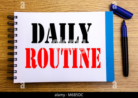 Annuncio della scrittura testo che mostra la routine quotidiana. Il concetto di business per lo stile di vita abituale scritto su notepad sfondo della carta con spazio office vie Foto Stock