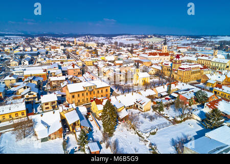 Antenna inverno nevoso vista di Krizevci, cittadina nel Prigorje, Croazia Foto Stock
