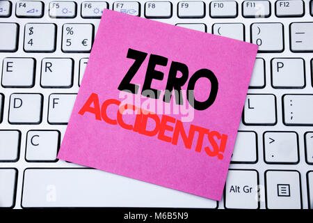 Annuncio della scrittura testo che mostra zero incidenti. Il concetto di business per la sicurezza sul lavoro scritto di pericolo su una nota adesiva sulla carta bianca backgr tastiera Foto Stock