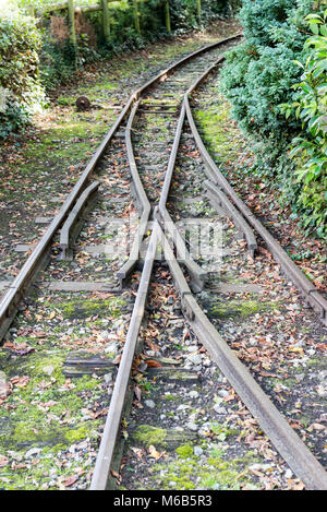 Binari di incrocio e di andare in direzioni differenti Foto Stock