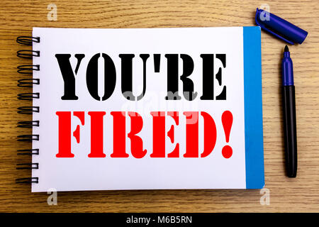 Annuncio della scrittura testo che mostra che si sono licenziati. Il concetto di business per i disoccupati o scarico scritto su notepad sfondo della carta con spazio offic Foto Stock