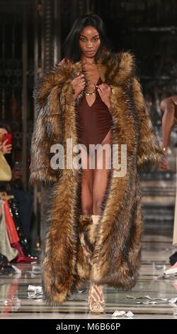 Porco di Pam in AW18 Scout di moda Foto Stock