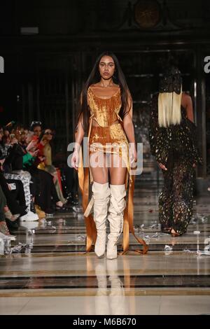 Porco di Pam in AW18 Scout di moda Foto Stock