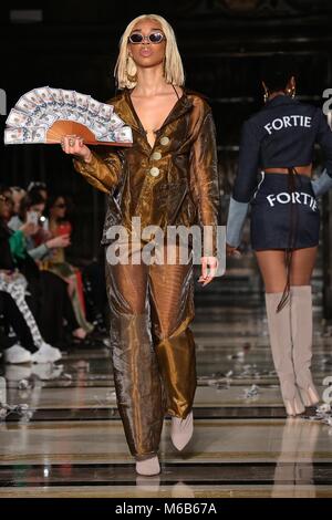 Porco di Pam in AW18 Scout di moda Foto Stock