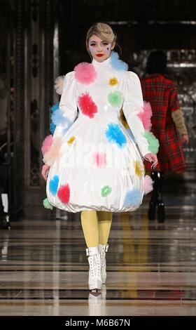 Porco di Pam in AW18 Scout di moda Foto Stock