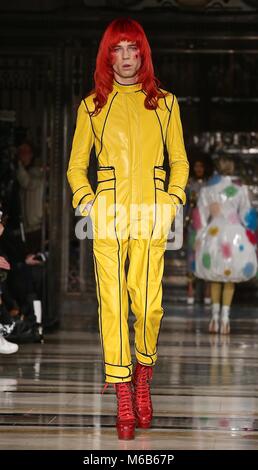 Porco di Pam in AW18 Scout di moda Foto Stock