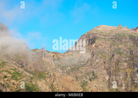 Vista l'elevata montagnoso entroterra del centro di Madeira, Portogallo - Giovanni Gollop Foto Stock