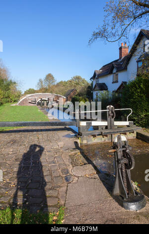 Serratura Tatenhill sui Trent e Mersey Canal, Branston, Staffordshire, Regno Unito. I fotografi ombra sul percorso di traino in condizioni di scarsa illuminazione. Foto Stock