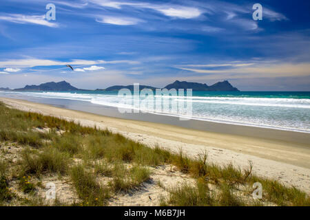 Appartata spiaggia vuota a Waipu nel Northland e Nuova Zelanda Foto Stock