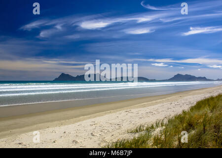 Appartata spiaggia vuota a Waipu villaggio nel Northland e Nuova Zelanda Foto Stock