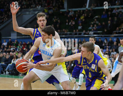 Kiev, Ucraina - 26 febbraio 2018: Viacheslav KRAVTSOV dell'Ucraina (in bianco) combatte per una sfera con svedese giocatori di basket durante il loro mondo FIBA Foto Stock