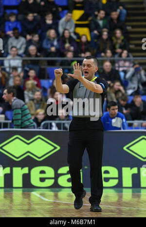 Kiev, Ucraina - 26 febbraio 2018: Basket arbitro Ademir ZURAPOVIC (BIH) in azione durante la FIBA World Cup 2019 Qualificazioni europee gioco di basket Foto Stock