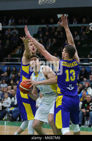 Kiev, Ucraina - 26 febbraio 2018: Viacheslav KRAVTSOV dell'Ucraina (in bianco) combatte per una sfera con svedese giocatori di basket durante il loro mondo FIBA Foto Stock