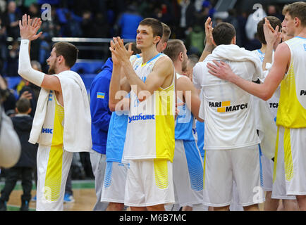 Kiev, Ucraina - 26 febbraio 2018: Ucraino i giocatori di basket ringraziare i propri tifosi dopo la FIBA World Cup 2019 Qualificazioni europee partita contro la Svezia a Foto Stock