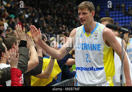 Kiev, Ucraina - 26 febbraio 2018: Ucraino i giocatori di basket ringraziare i propri tifosi dopo la FIBA World Cup 2019 Qualificazioni europee partita contro la Svezia a Foto Stock