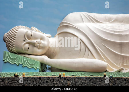 Buddha reclinato statua a Vinh Trang tempio in Mytho City, il Delta del Mekong, Vietnam Foto Stock