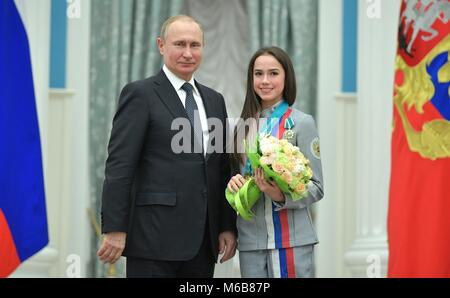 Il presidente russo Vladimir Putin pone agli olimpici di pattinaggio artistico medaglia d'oro Alina Zagitova durante un ricevimento presso il Cremlino Febbraio 28, 2018 a Mosca, in Russia. Foto Stock