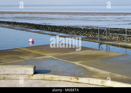 L'acqua di mare la balneazione e la nautica piscina a Clevedon nel Somerset, Inghilterra. Foto Stock