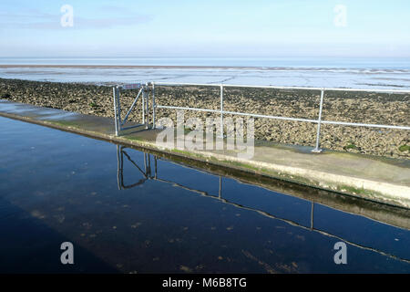 L'acqua di mare la balneazione e la nautica piscina a Clevedon nel Somerset, Inghilterra. Foto Stock