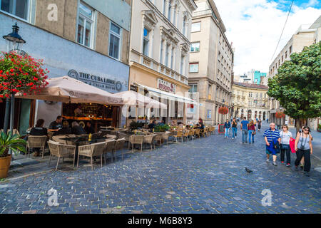 BRATISLAVA, Slovacchia - 17 settembre 2016 : le strade storiche di Bratislava con piccole case di minuscoli su sfondo con cielo nuvoloso. Foto Stock