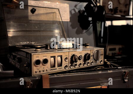 Vecchio squallido studio rocca stereofonico un registratore a nastro Foto Stock