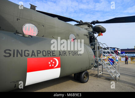 Singapore - Feb 10, 2018. Un Boeing CH-47 elicottero Chinook appartengono al Singapore Air Force si siede sul display del 2018 Singapore Airshow. Foto Stock