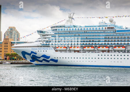 Nave da crociera Diamond Princess ormeggiata presso il terminal passeggeri oltreoceano in Circular Quay di Sydney, Australia Foto Stock