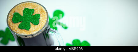 Birra nera e shamrock per il giorno di San Patrizio Foto Stock