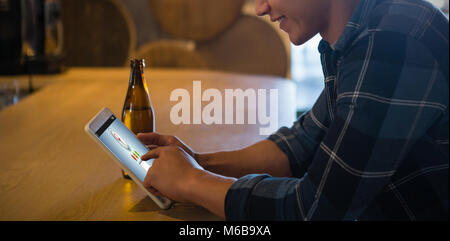 Immagine composita di screenshot di un servizio di valutazione Foto Stock