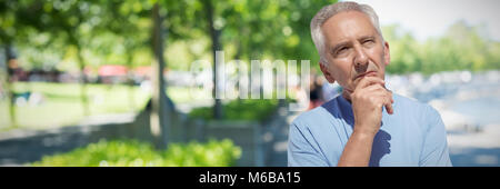 Immagine composita di close up di pensosa senior con man mano sul mento Foto Stock