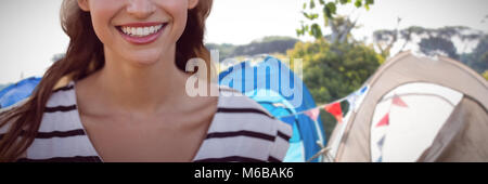 Immagine composita della bella donna sorridente con una corona di fiori Foto Stock