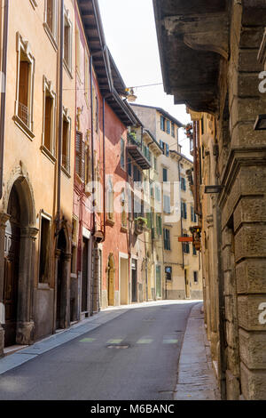 Consente di visualizzare in un vicolo della città vecchia di Verona in Italia Foto Stock