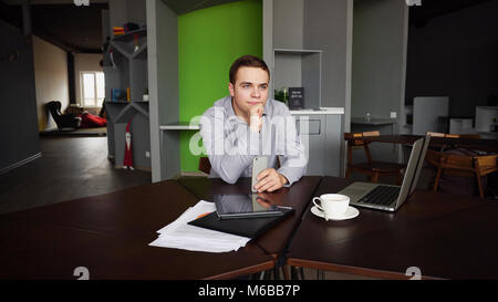 Ritratto di successo maschio giovane imprenditore che posa e loo Foto Stock
