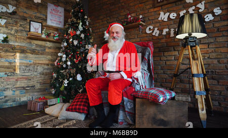 Gioiosa Santa Claus acquisisce albero di Natale Foto Stock
