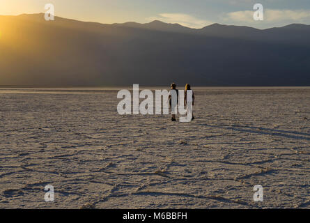 La gente che camminava sul Badwater saline, Death Valley, California , Stati Uniti Foto Stock