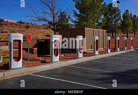 Tesla auto elettrica punti di ricarica in hotel auto park,Page,Arizona,USA Foto Stock