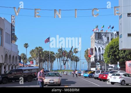 Venezia, STATI UNITI - 6 Aprile 2014: persone visitano la Fronte Oceano a piedi a Venice Beach in California. La spiaggia di Venezia è una delle più famose spiagge di La Co Foto Stock