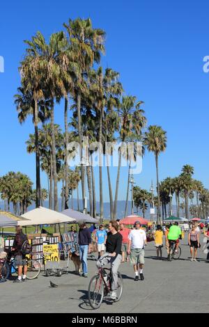 Venezia, STATI UNITI - 6 Aprile 2014: persone visitano la Fronte Oceano a piedi a Venice Beach in California. La spiaggia di Venezia è una delle più famose spiagge di La Co Foto Stock