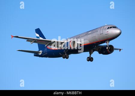 LARNACA, Cipro - 17 Maggio 2014: Aeroflot Airbus A320 di terre in Aeroporto Internazionale di Larnaca. Aeroflot è undicesimo più grande compagnia aerea dell'Europa con 17.7 mill Foto Stock
