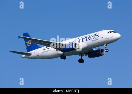 LARNACA, Cipro - 17 Maggio 2014: Cyprus Airways Airbus A320 di terre in Aeroporto Internazionale di Larnaca. Cyprus Airways è la compagnia aerea nazionale di Cipro, f Foto Stock