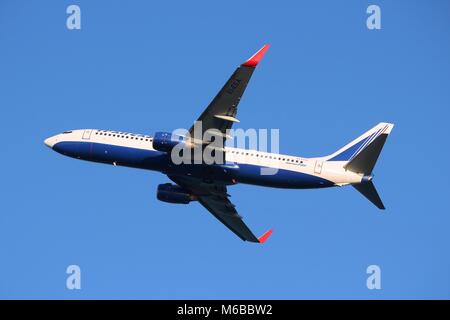 LARNACA, Cipro - 17 Maggio 2014: Transaero Boeing 737 decolla dall'Aeroporto Internazionale di Larnaca. Transaero esiste dal 1990 e portato a 12,5 millio Foto Stock