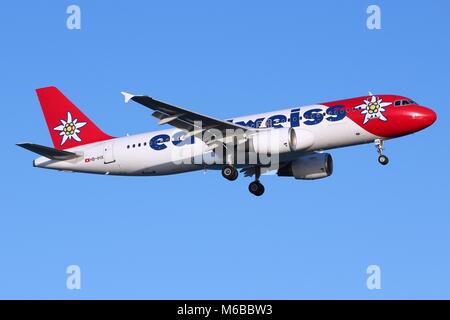 LARNACA, Cipro - 17 Maggio 2014: Edelweiss Air Airbus A320 di terre in Aeroporto Internazionale di Larnaca. Edelweiss è parte del gruppo Lufthansa. Lufthansa Grou Foto Stock