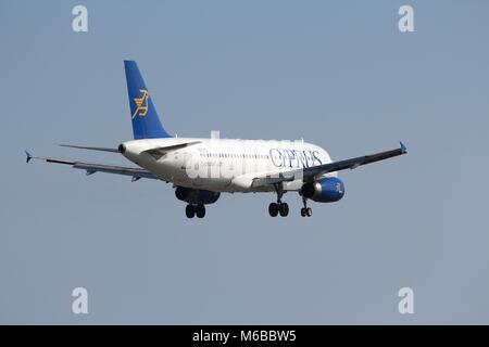LARNACA, Cipro - 17 Maggio 2014: Cyprus Airways Airbus A320 di terre in Aeroporto Internazionale di Larnaca. Cyprus Airways ha cessato le proprie attività il 9 gennaio 2015 Foto Stock