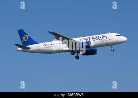 LARNACA, Cipro - 17 Maggio 2014: Cyprus Airways Airbus A320 di terre in Aeroporto Internazionale di Larnaca. Cyprus Airways ha cessato le proprie attività il 9 gennaio 2015 Foto Stock