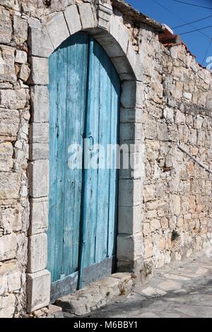 Cipro - Limassol District. Lofou villaggio tradizionale architettura - vecchio blue gate. Foto Stock