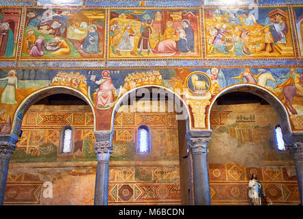 Primi affreschi rinascimentali di Vitale da Bologna (1309 - 1369) del Cristo Pantocratore (in maestà), pinted in stile bizantino di Cristo che appaiono in Foto Stock