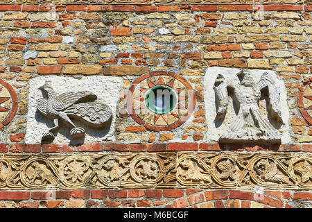 Rilievo Roanesque scultura dettagli sull'undicesimo centruy porticato della chiesa di Santa Maria, Abbazia benedettina di Pomposa, Emilia Romagna, Italia. Foto Stock