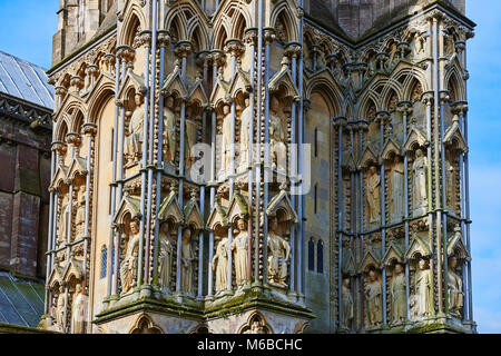Le statue sulla facciata della medievale Cattedrale di Wells costruito nei primi inglese in stile gotico in 1175, Wells Somerset, Inghilterra Foto Stock